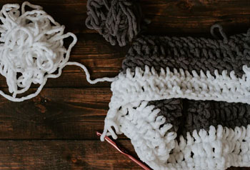 Switching yarn colors